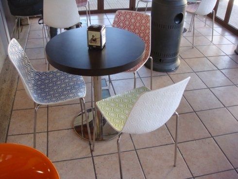 tavolo rotondo con sedie colorate