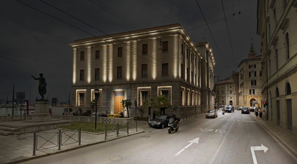 facciata della Banca d'Italia illuminata ad Ancona