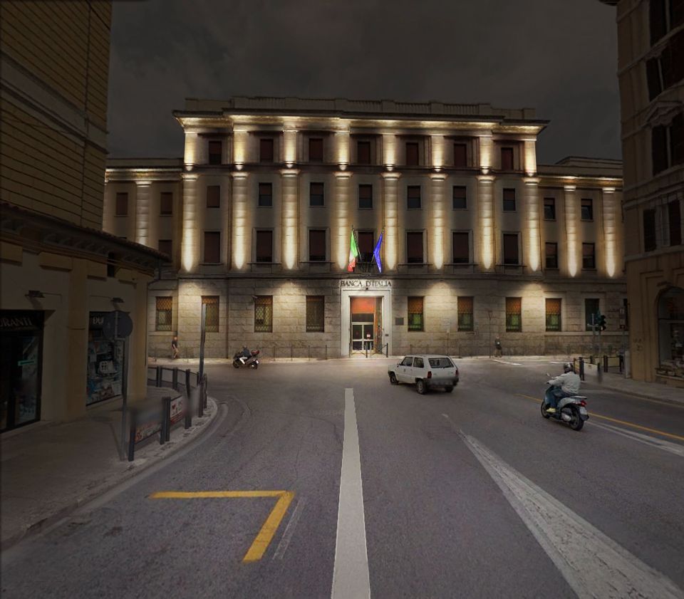 facciata della sede della Banca d'Italia illuminata ad Ancona