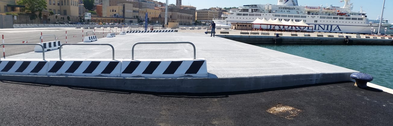 banchina in cemento nel porto di Ancona