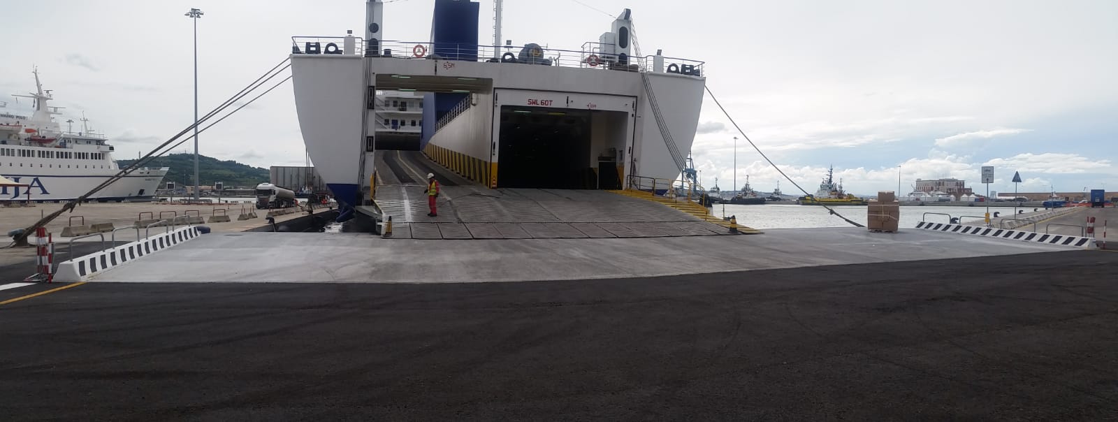 banchina per navi nel porto di Ancona