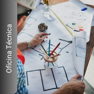 Una persona sentada en un escritorio con un portalápices y un cartel que dice oficina técnica.