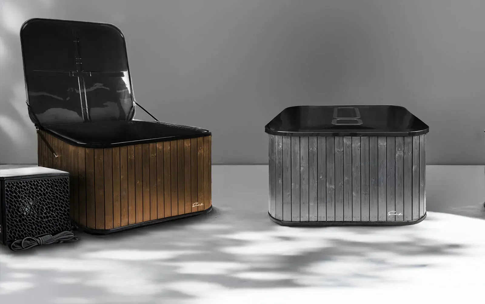 Deux spas en bois sont posées l'une à côté de l'autre.