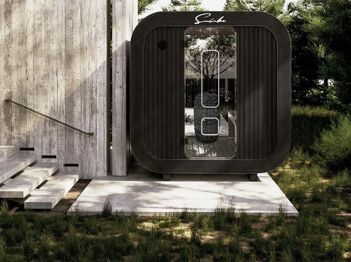 Un sauna en bois est installé à l'extérieur d'un bâtiment à côté des escaliers.