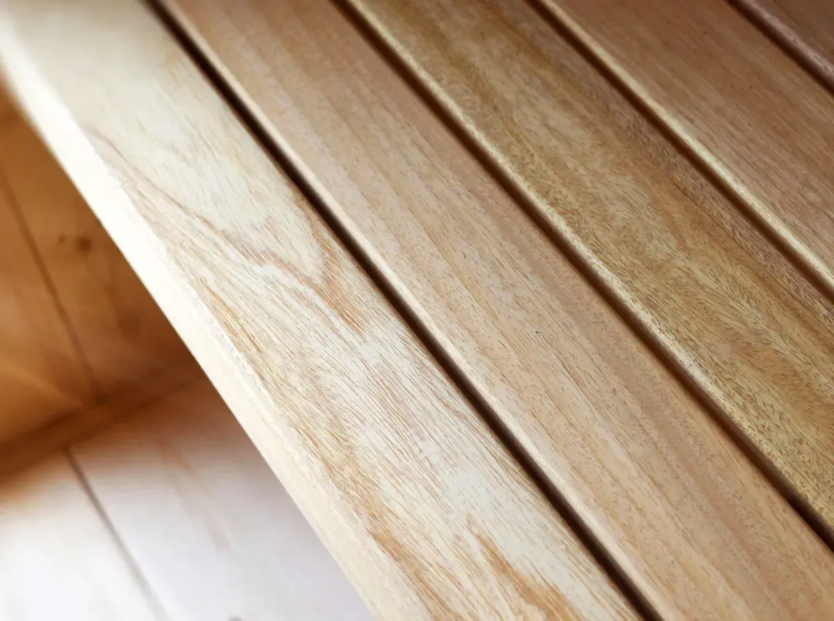 Un gros plan d'un morceau de bois d'un sauna.