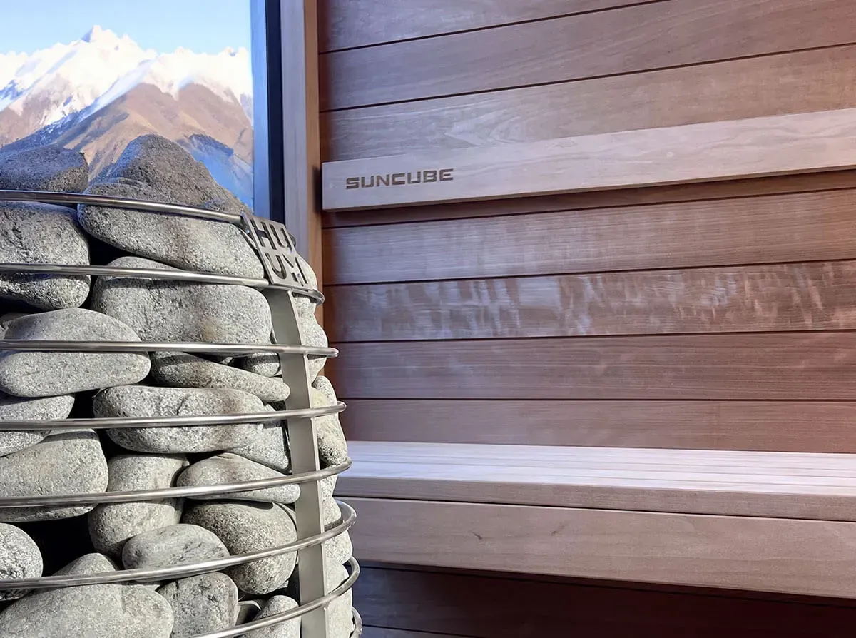 Un gros tas de pierres est posé devant un mur en bois dans un sauna