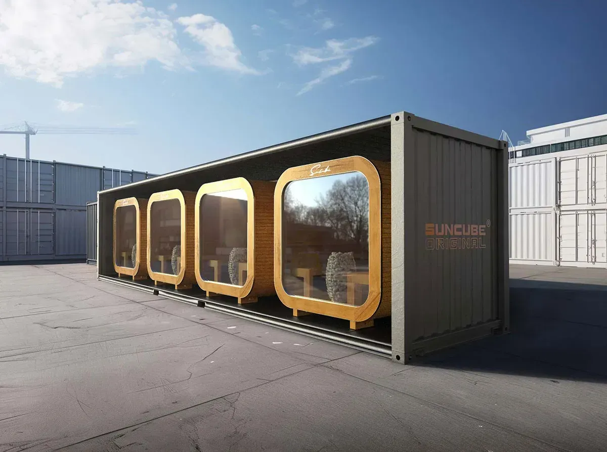 Un grand conteneur d'expédition avec beaucoup de sauna à l'intérieur.
