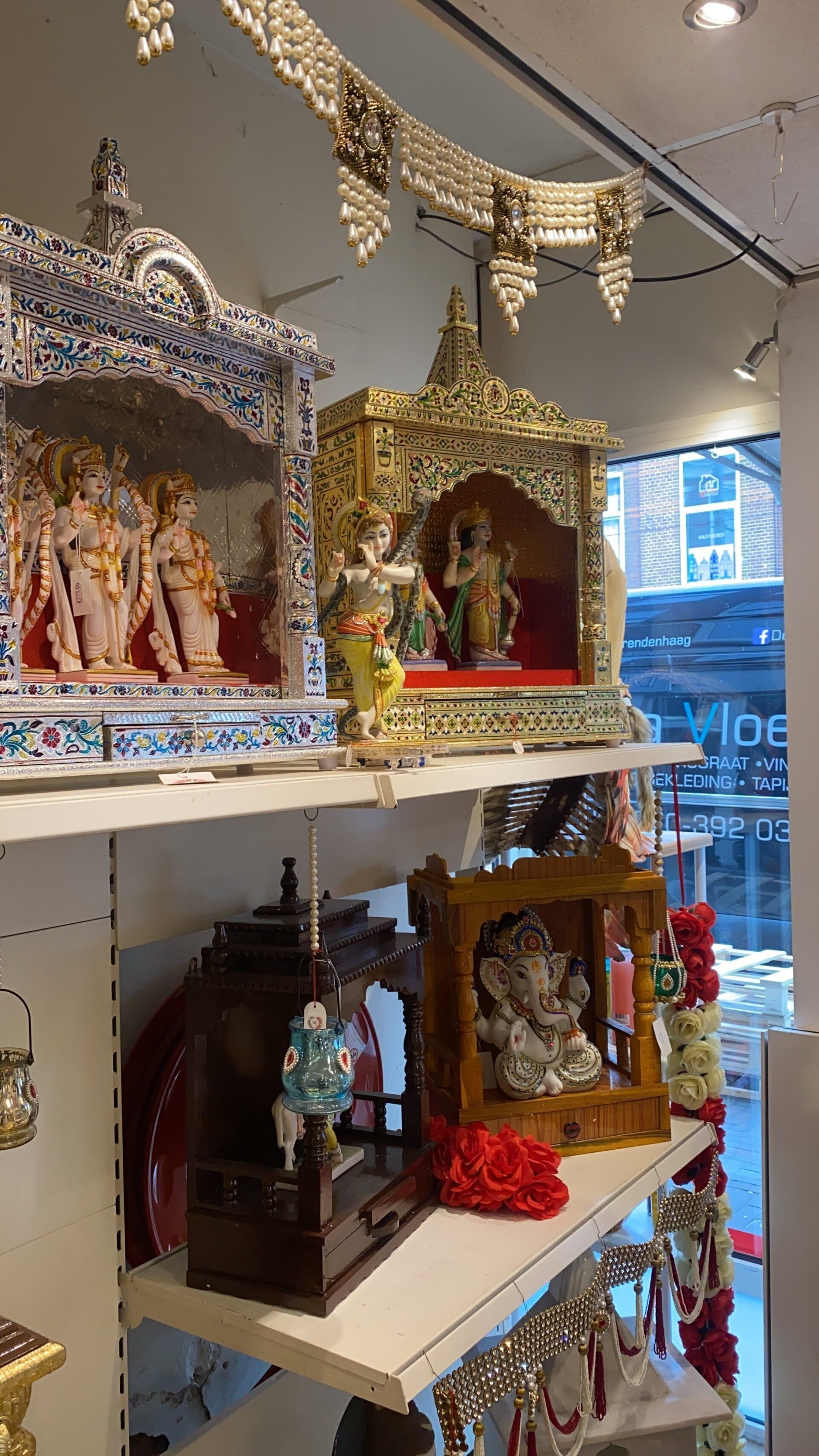 Een plank met veel beelden erop in een winkel.