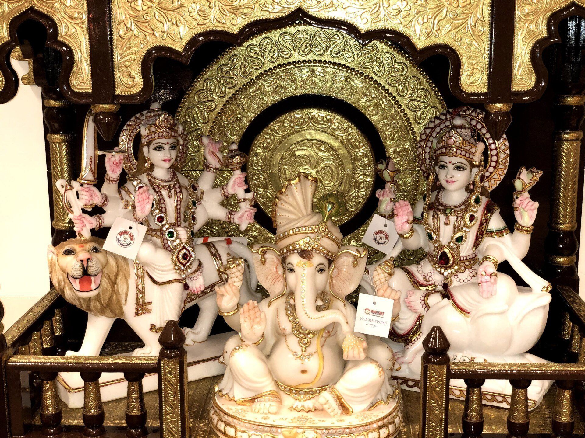 Een standbeeld van een leeuw die naast een standbeeld van een godheid zit