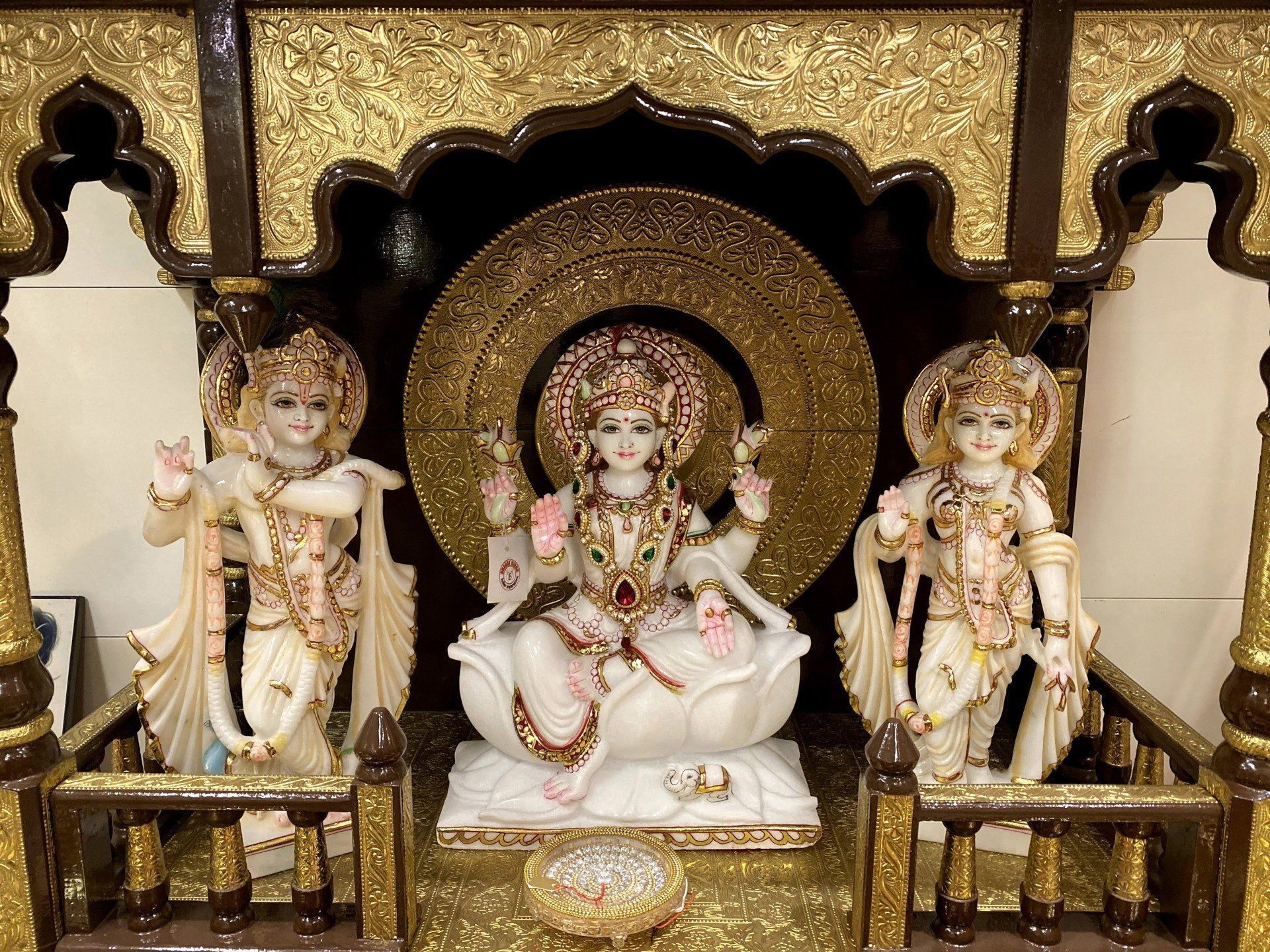 Een tempel met drie beelden van goden erin