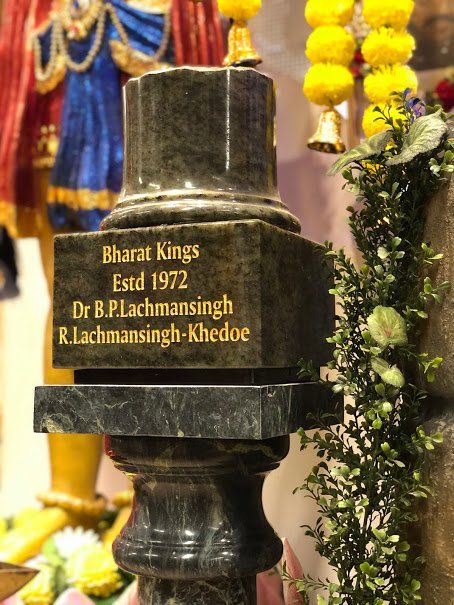 Een standbeeld met een plaquette waarop Bharat-koningen staan