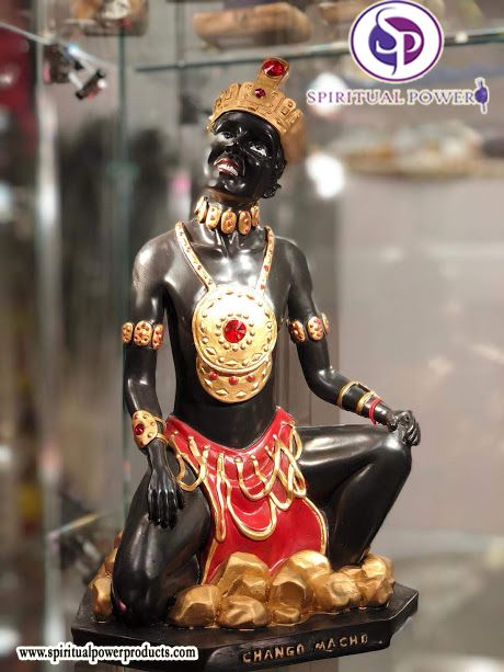 Een beeld van een man met een kroon op zijn hoofd