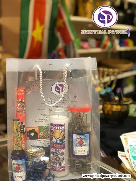 Een doorzichtige plastic zak gevuld met verschillende items.