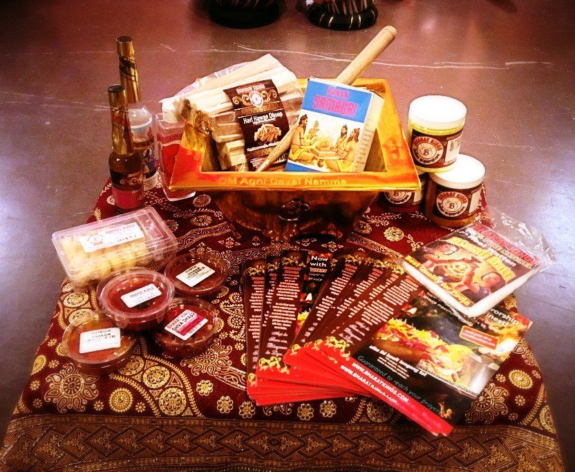 Een tafel met daarop een verscheidenheid aan etenswaren, waaronder een doos noedels