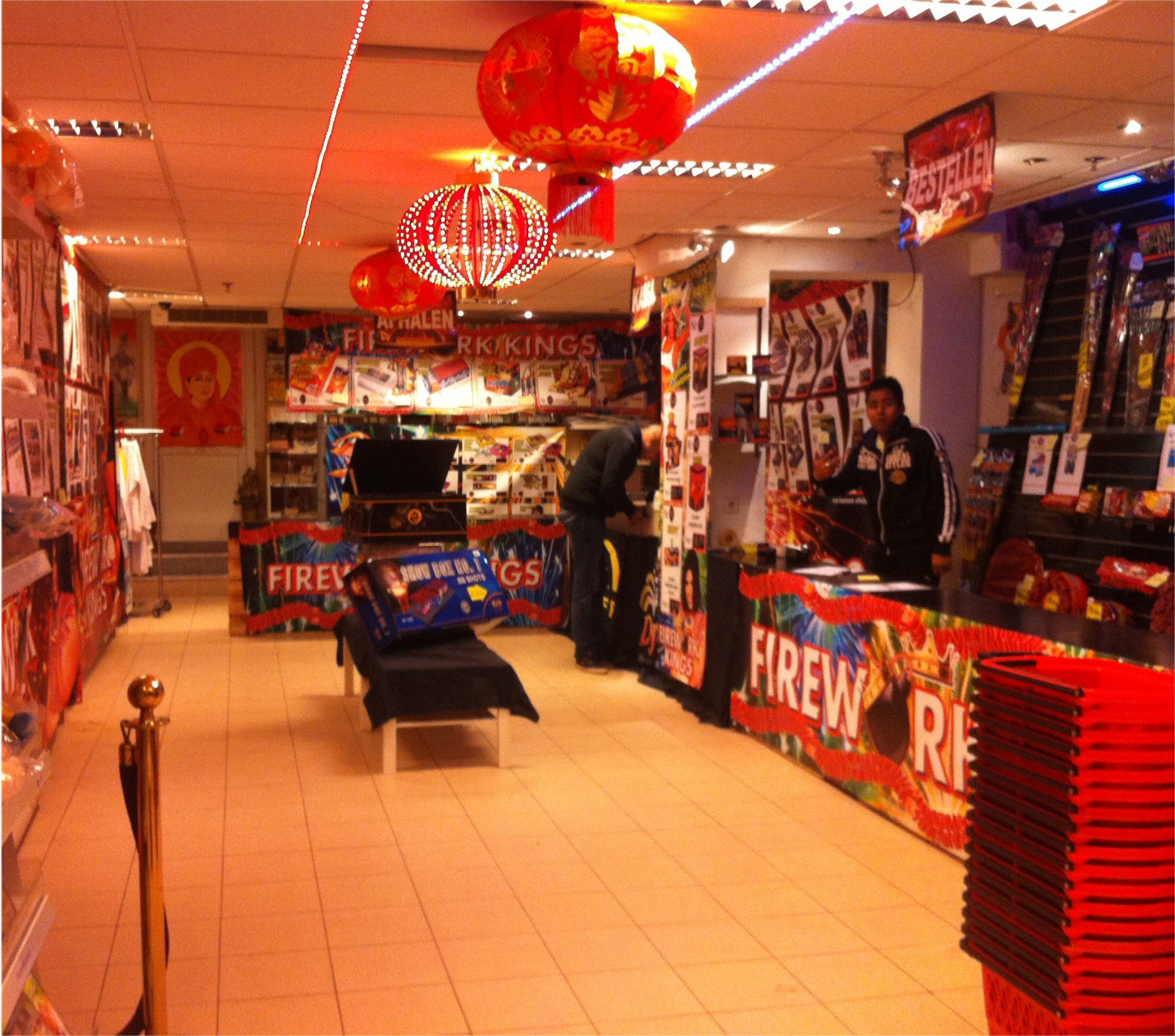 De binnenkant van een winkel met een bord waarop vuurwerk staat