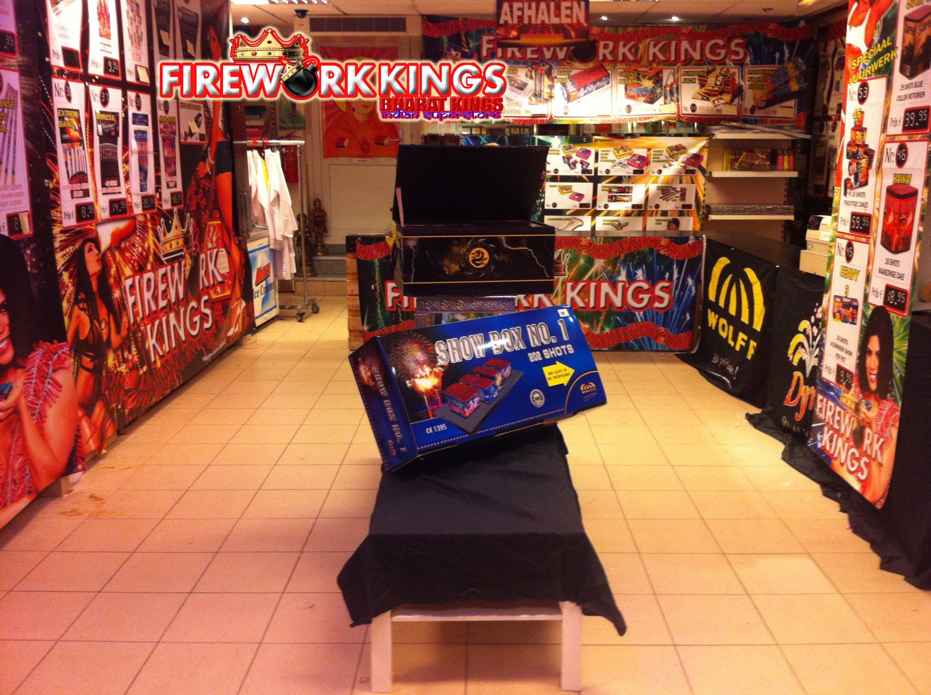 Een winkel met een bord waarop vuurwerkkoningen staan