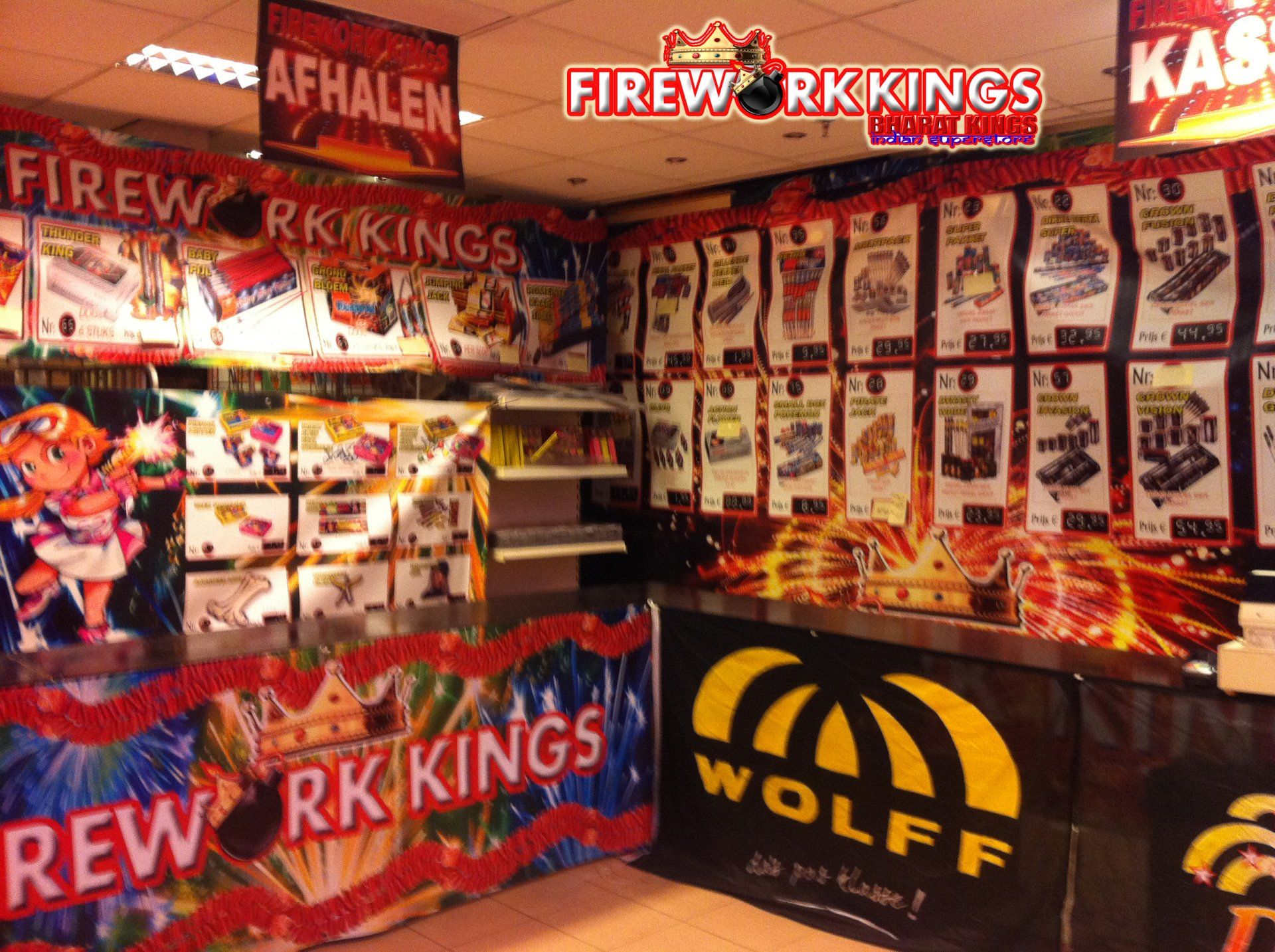 Een vuurwerkwinkel met een bord waarop wolff staat
