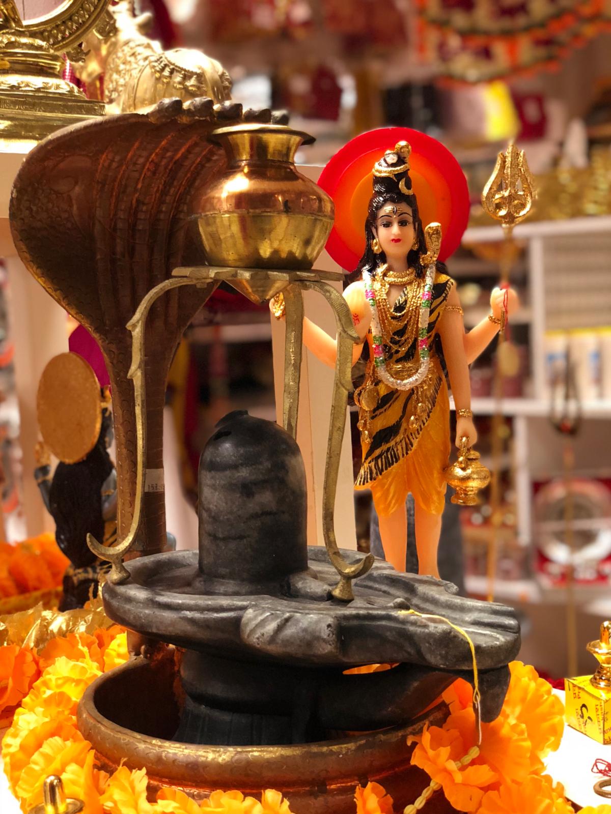 Een beeld van een vrouw die naast een beeld van een slang staat.