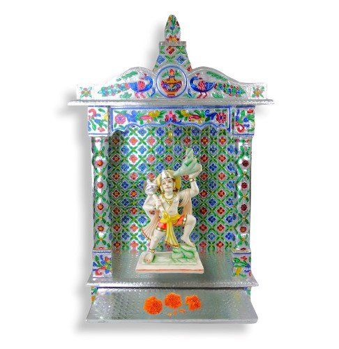 Een tempel met daarin een standbeeld van een godheid.