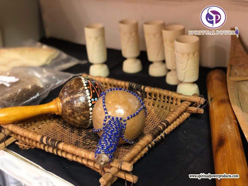 Een houten dienblad met daarop een kalebas