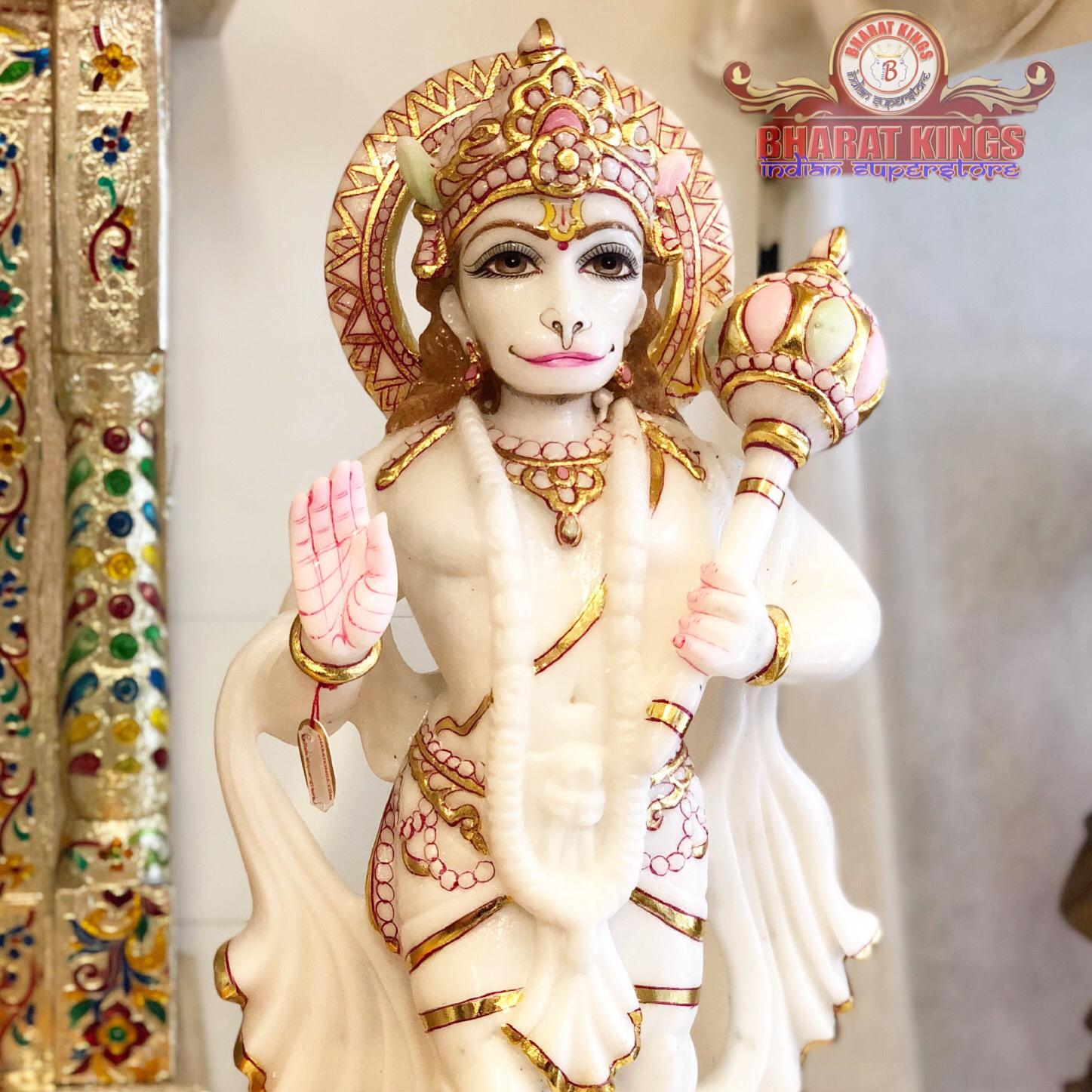 Een beeld van een godheid met een kroon op zijn hoofd