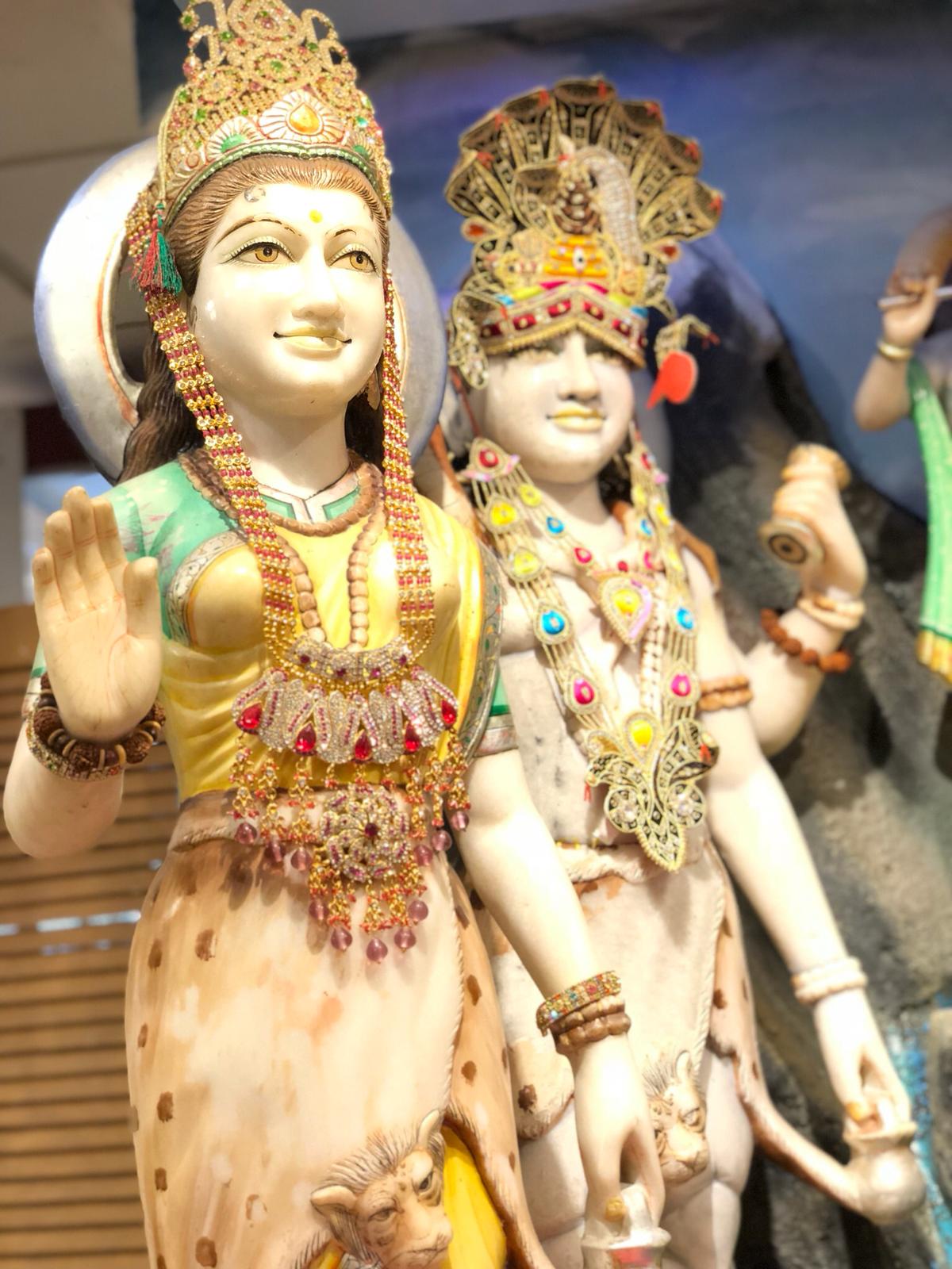 Een beeld van een man en een vrouw die naast elkaar staan.