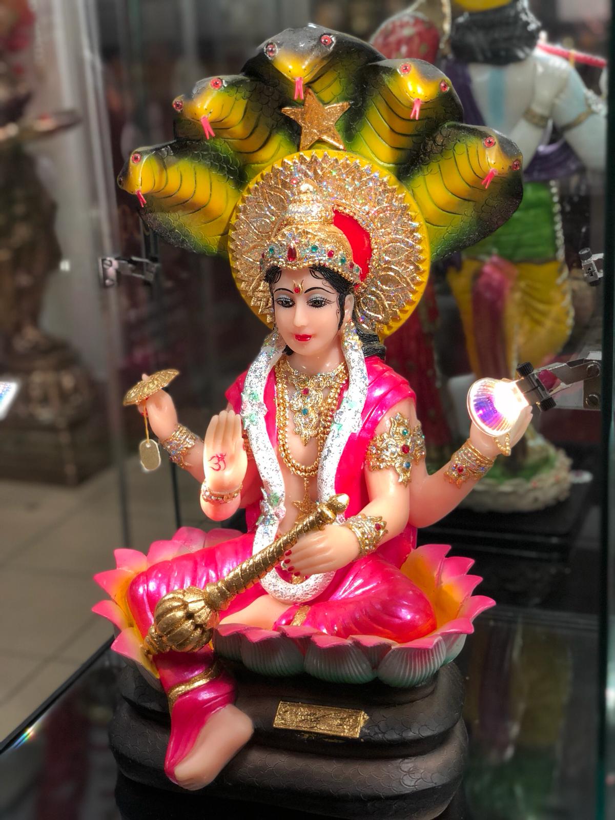 Een beeld van een vrouw met een slang op haar hoofd