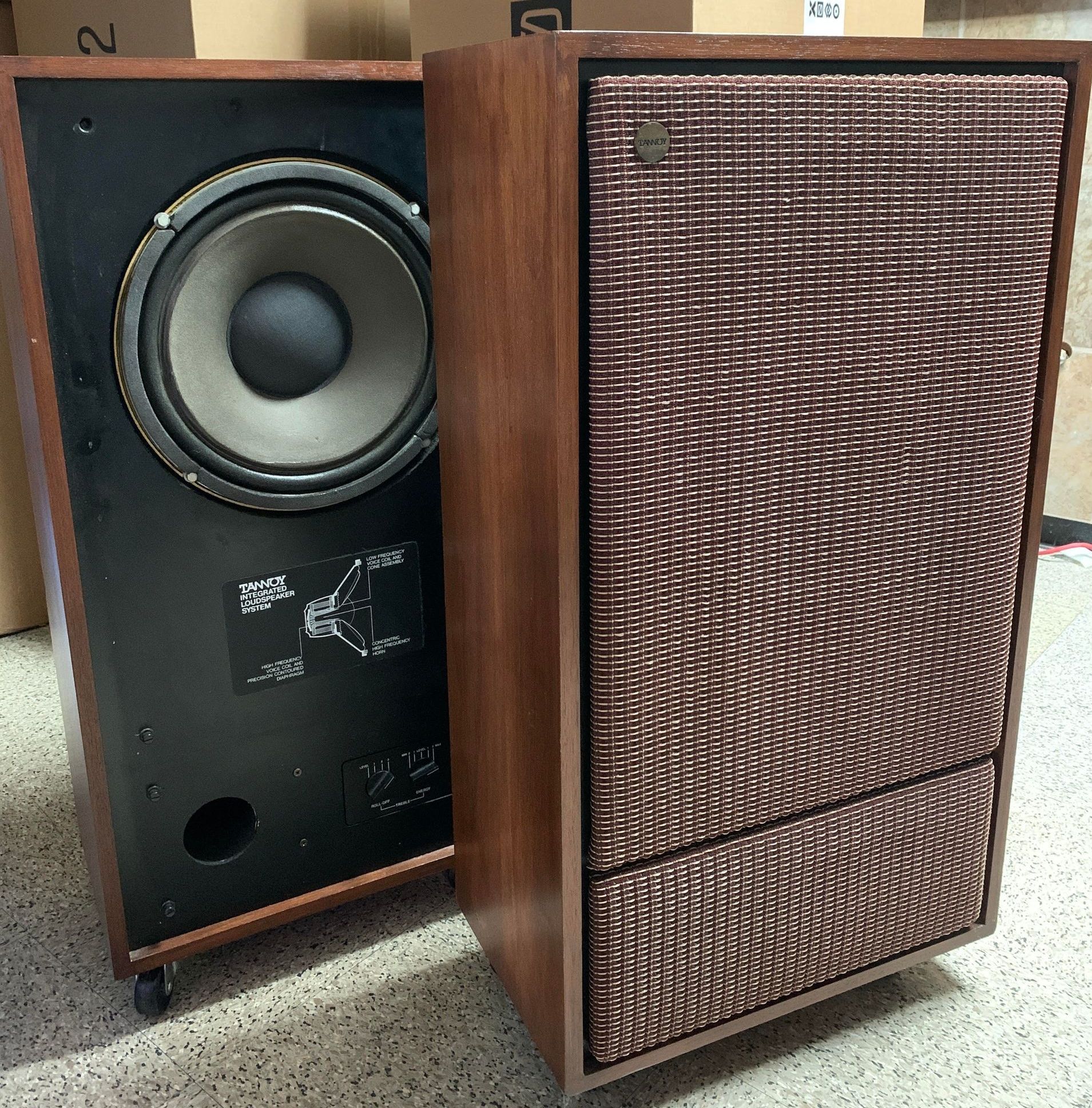 The front and back of a stereo amplifier