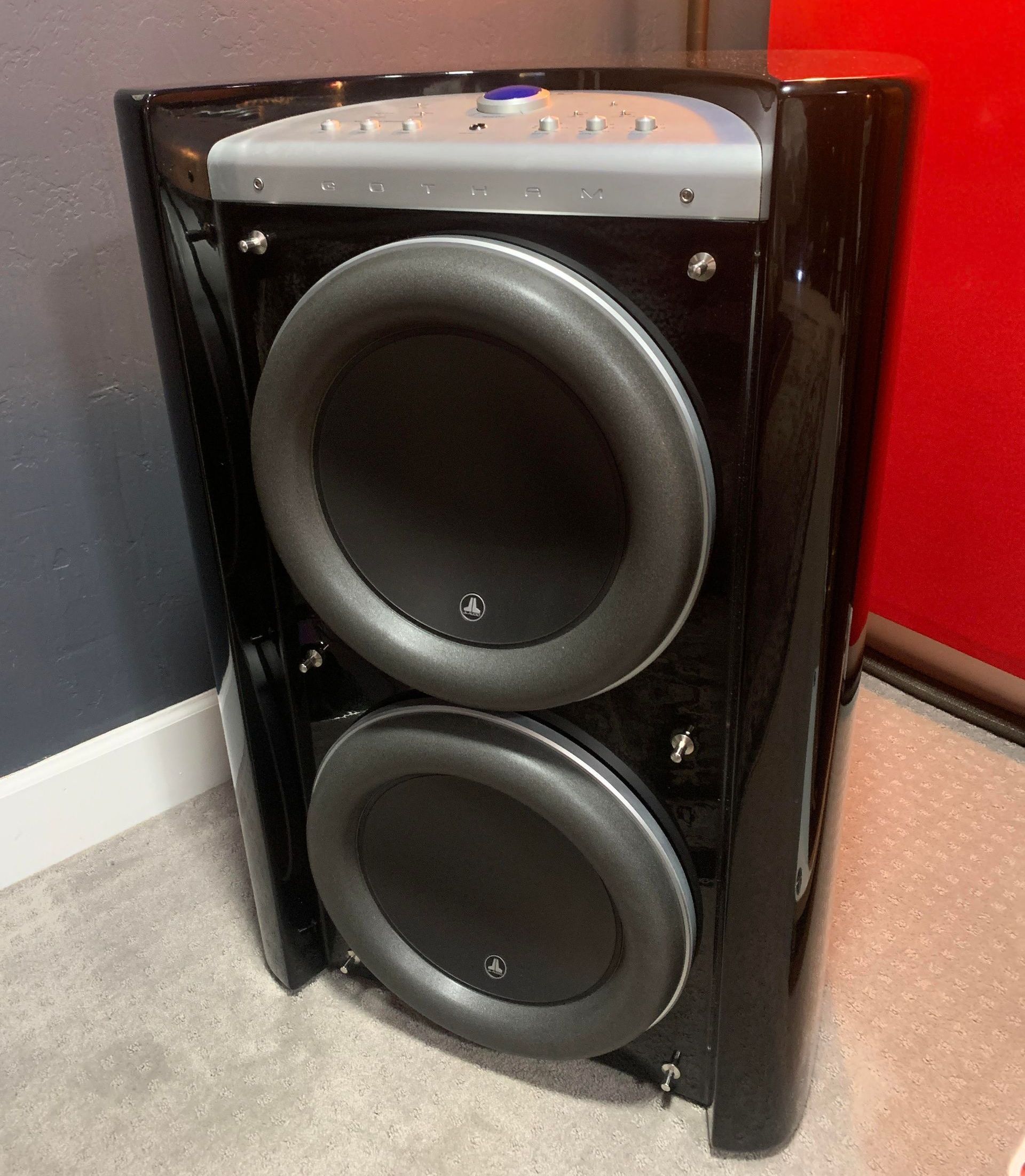 The front and back of a stereo amplifier