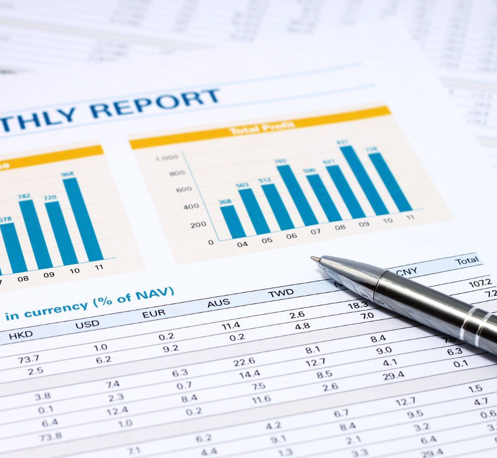 Un bolígrafo está sobre un informe mensual.