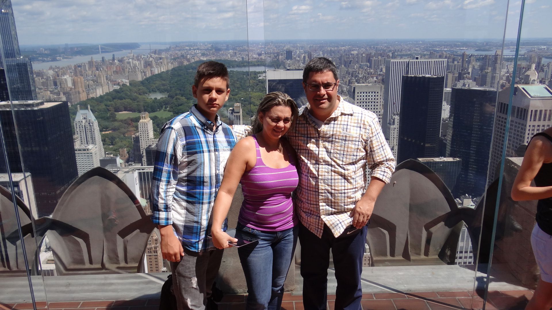 Familia de Mauricio Riós posando para una foto en lo alto de un edificio de NYC.