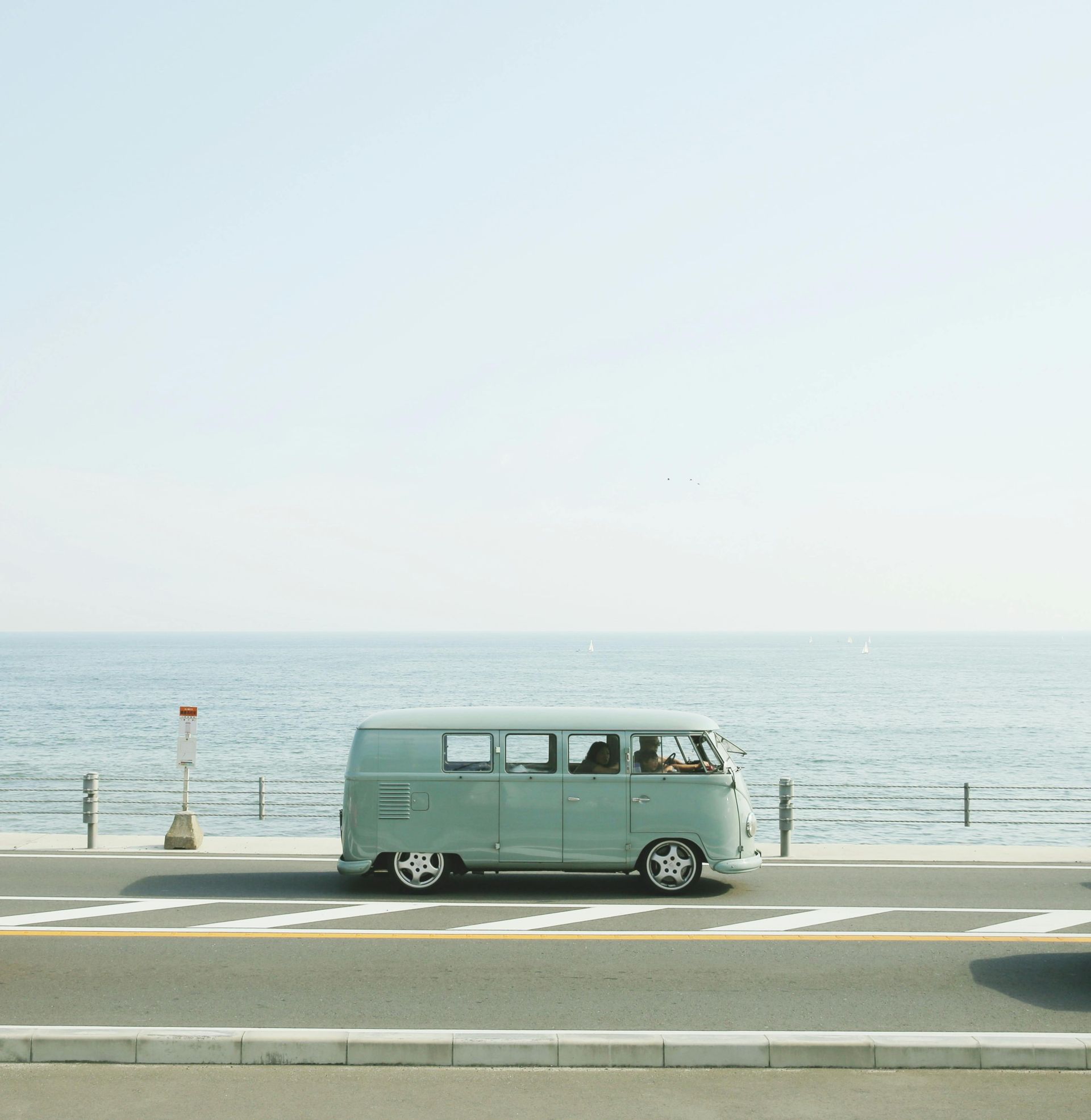 Una camioneta está estacionada al costado de la carretera cerca del océano.