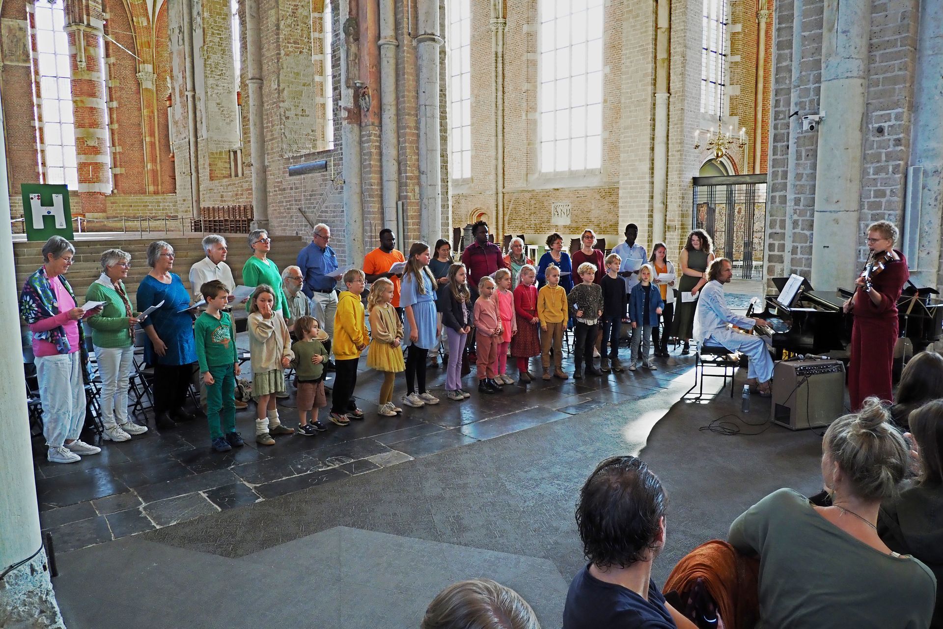  koor bij de oecumenische vredesdienst in de Lebuinuskerk