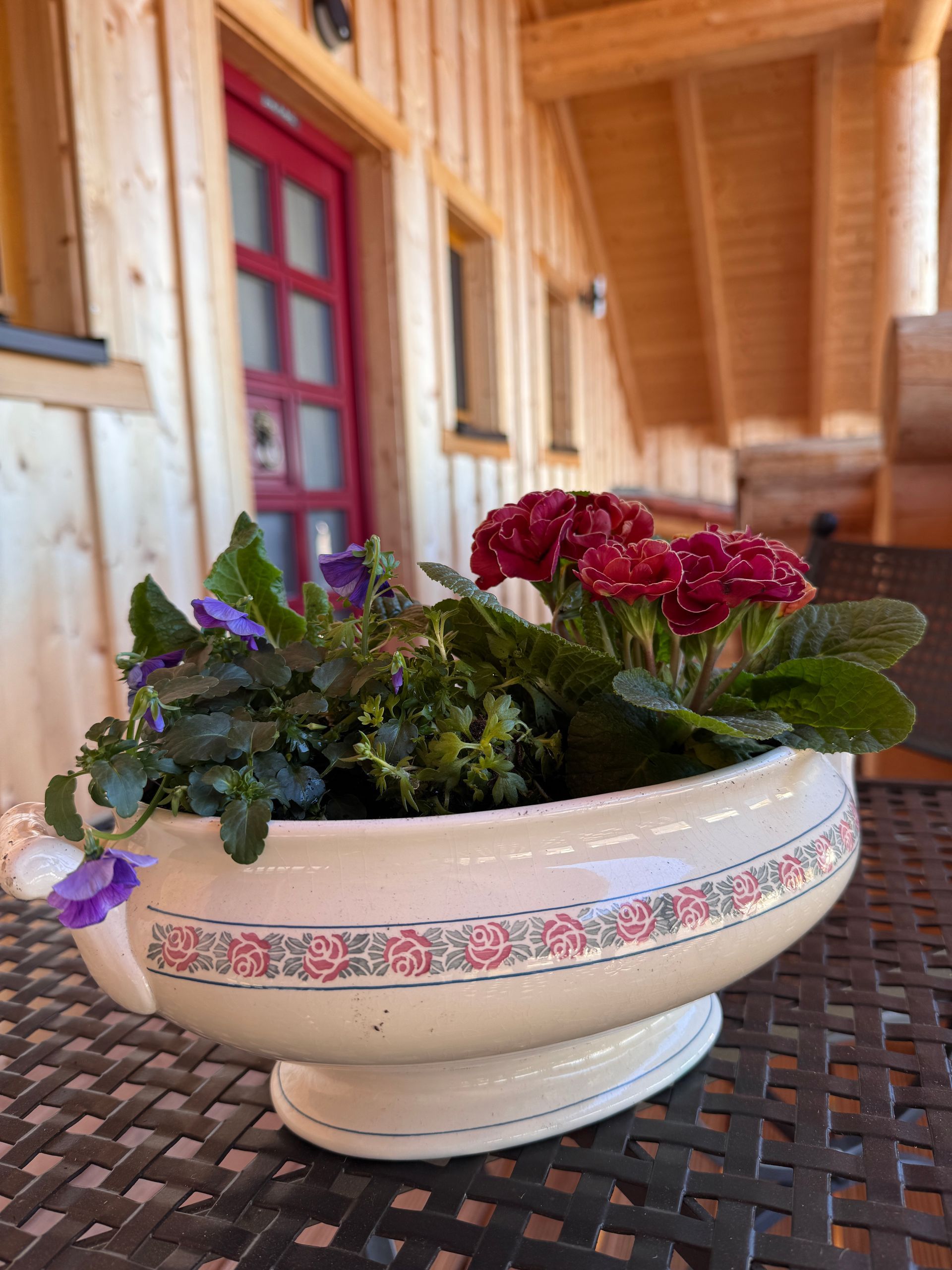 Auf einem Tisch steht eine mit Blumen gefüllte Schale.