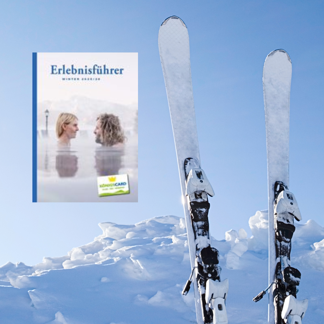 Ein Buch mit dem Titel „Erlebnisführer“ liegt neben zwei Paar Skiern