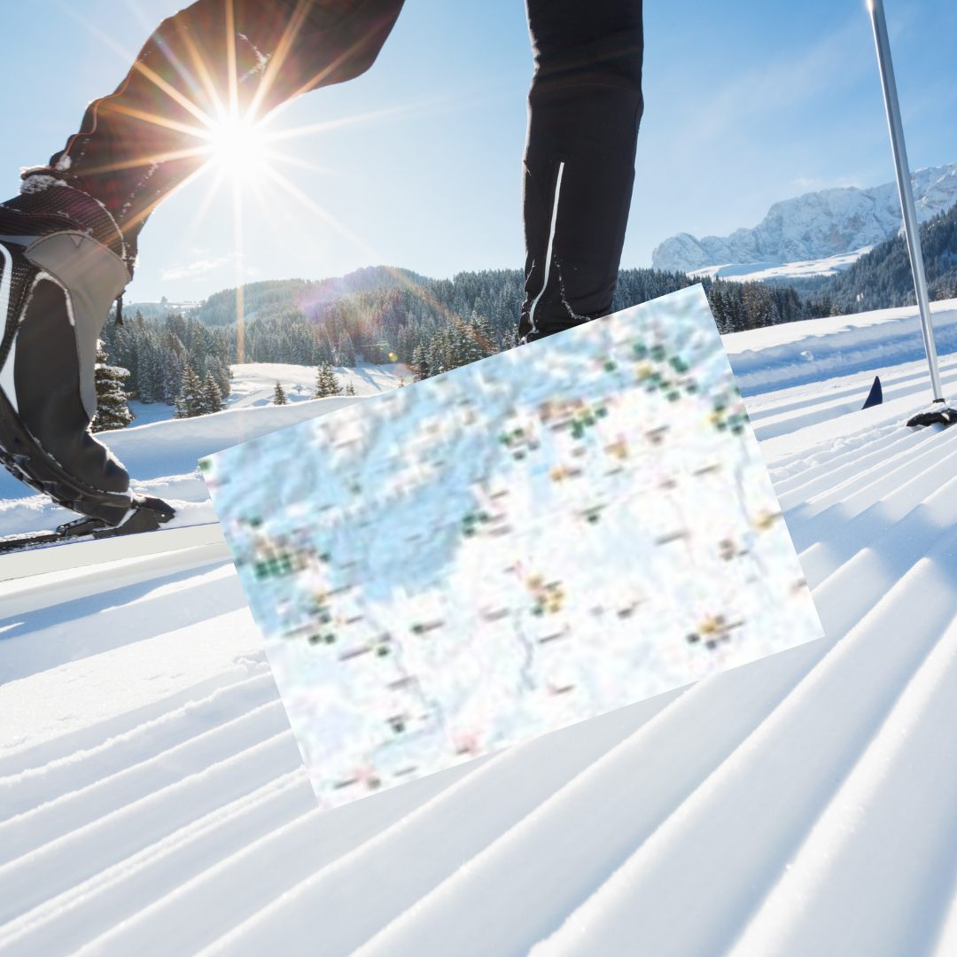 Eine Person, die einen schneebedeckten Hang hinunterfährt, mit einer Karte im Vordergrund