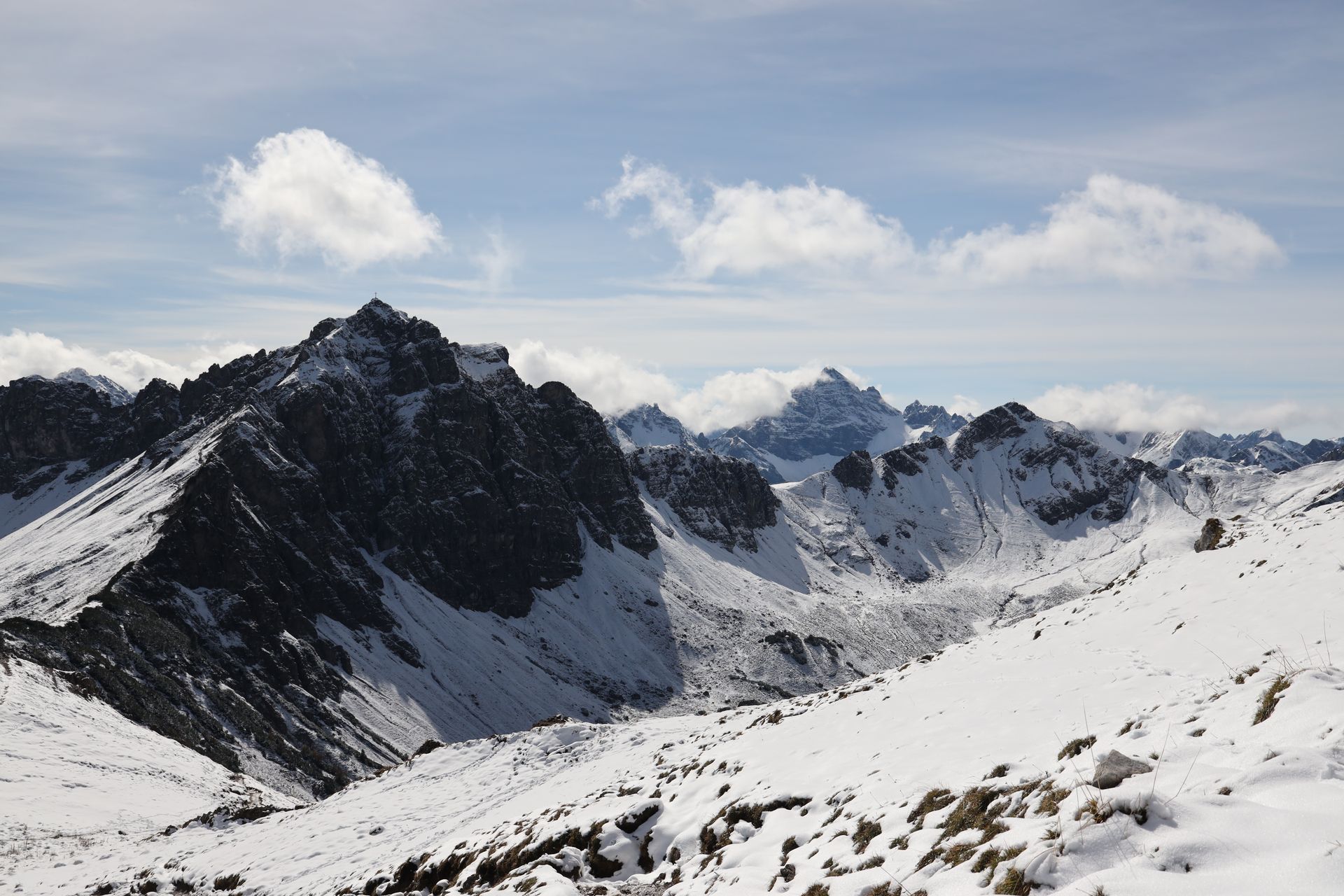 Eine schneebedeckte Bergkette mit einem blauen Himmel im Hintergrund