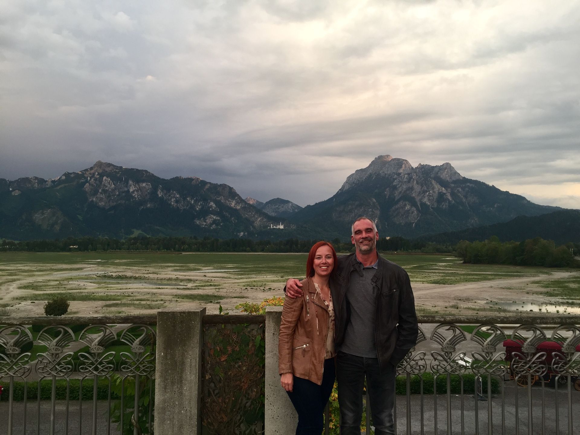 Paar in Füssen Berge im Hintergrund auf Terrasse Festspielhaus. Hintergrund Schloss Neuschwanstein