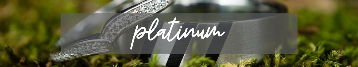 Gray knife on moss with the word “platinium” overlaid