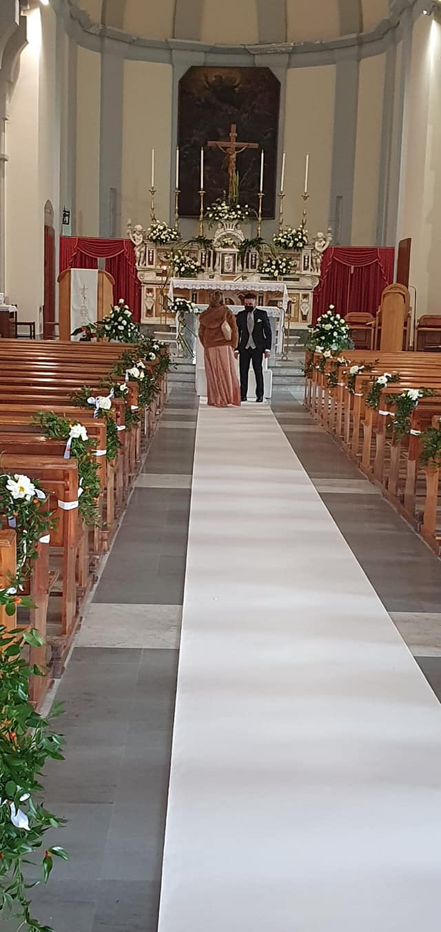 allestimento di fiori in chiesa per matrimonio