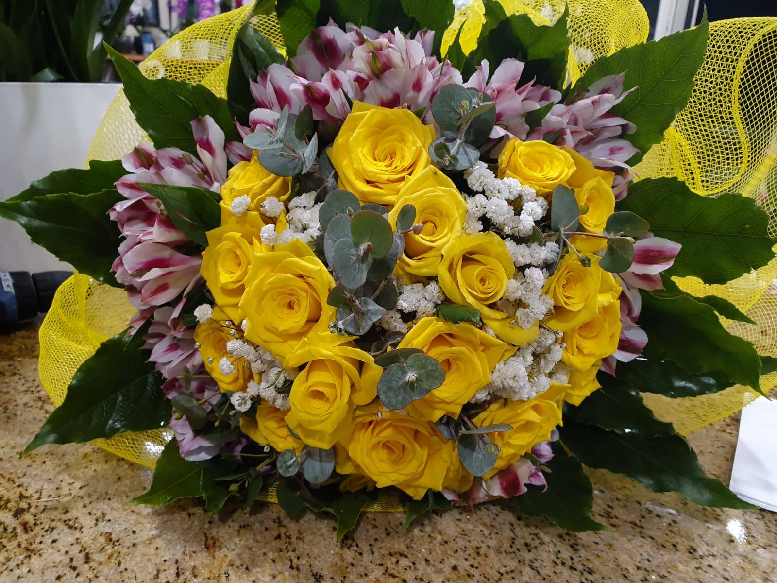 mazzo di rose gialle