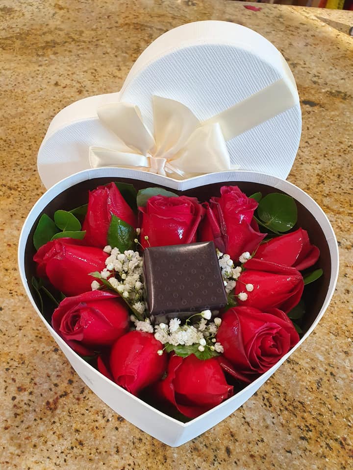 confezione regalo con boccioli di rose rosse