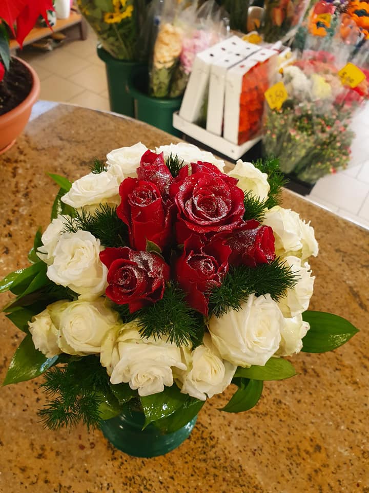 composizione floreale con boccioli di rose