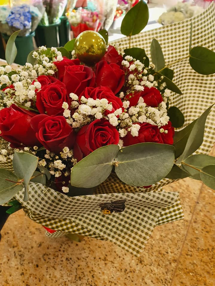 composizione floreale realizzata con rose rosse