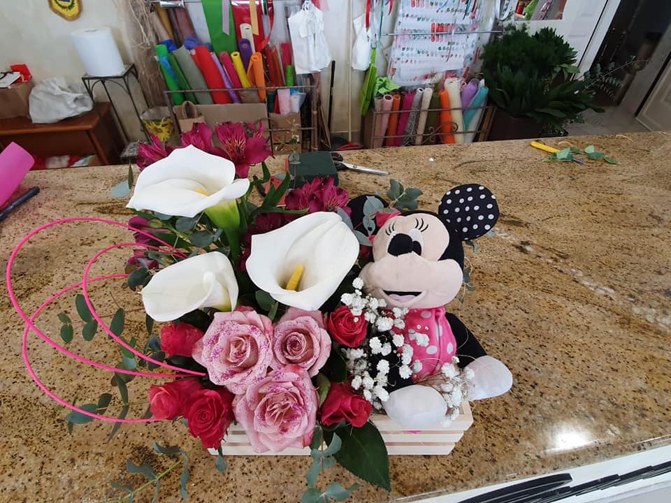 composizione floreale con accessorio per decorare casa