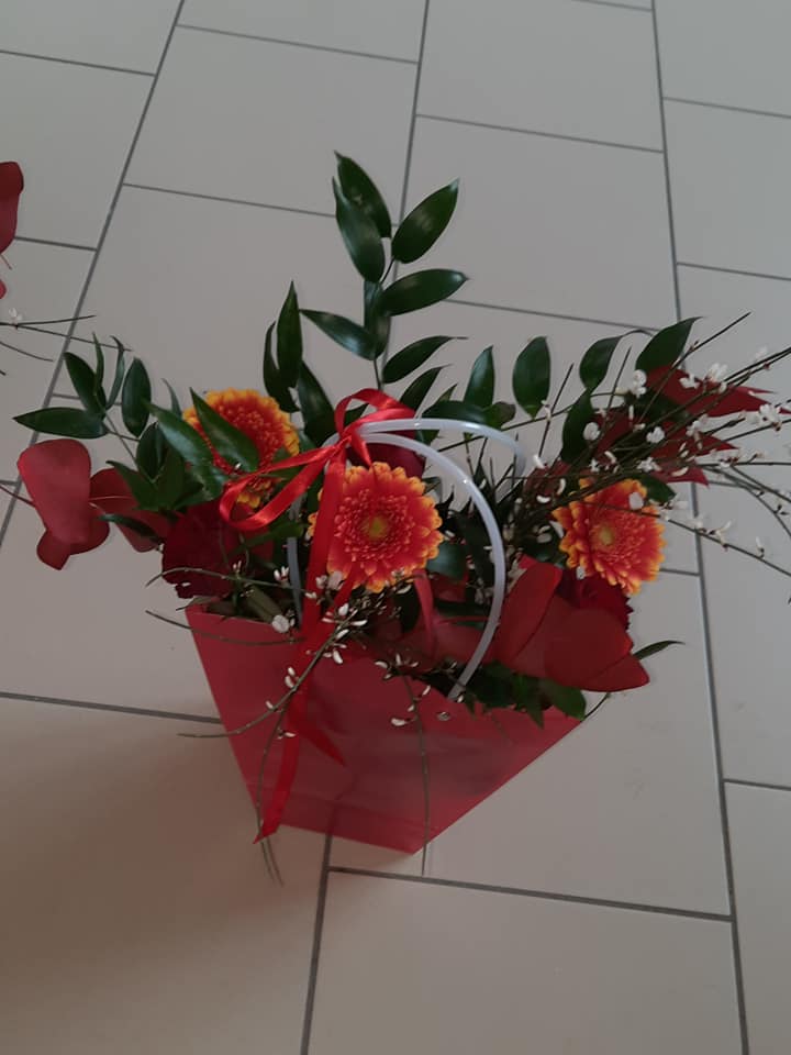 cesto di fiori freschi