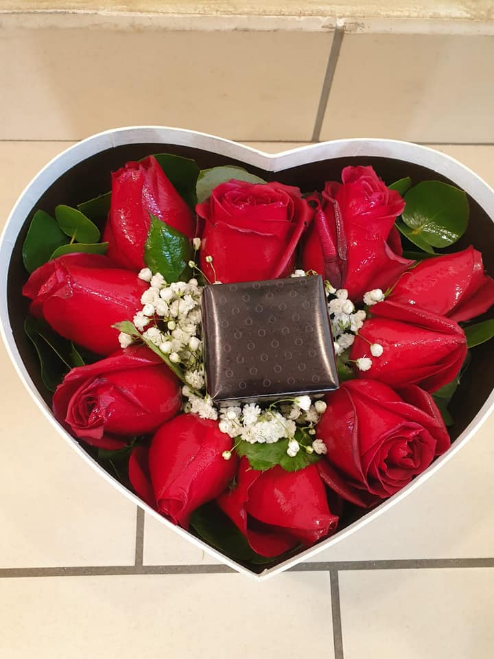 confezione regalo con rose rosse