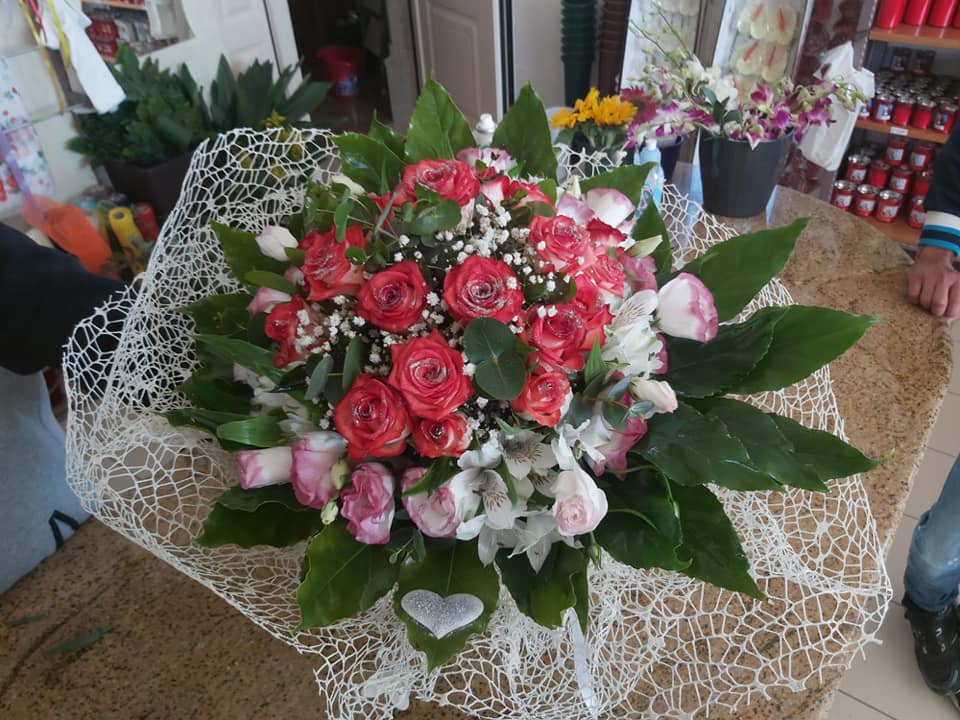 composizione floreale con fiori veri