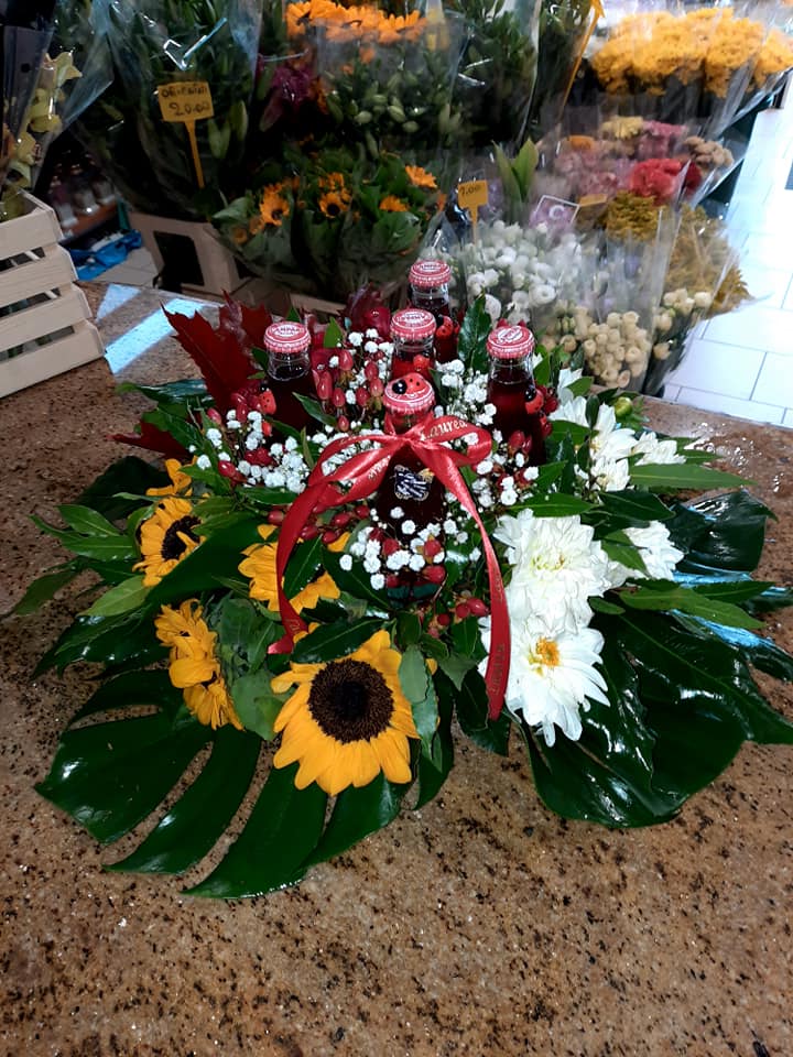 composizione floreale realizzata con girasoli e fiori freschi misti