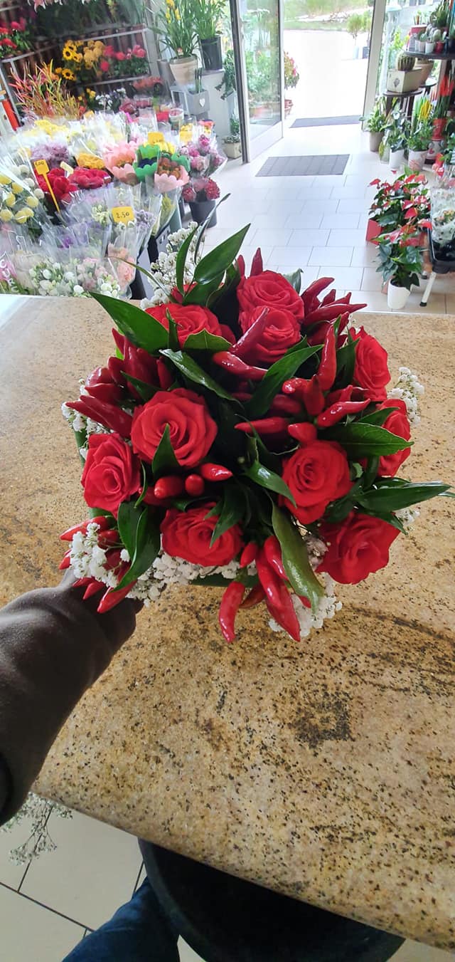 composizione realizzata con rose rosse